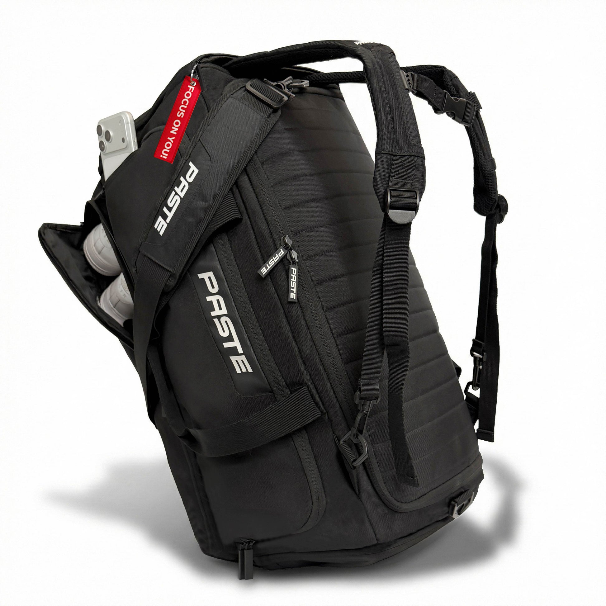 PASTE ALL IN PRO Sporttasche in Schwarz mit Rucksackfunktion und 68 Liter Volumen, mit Seitenfach für Smartphone und Kopfhörer.