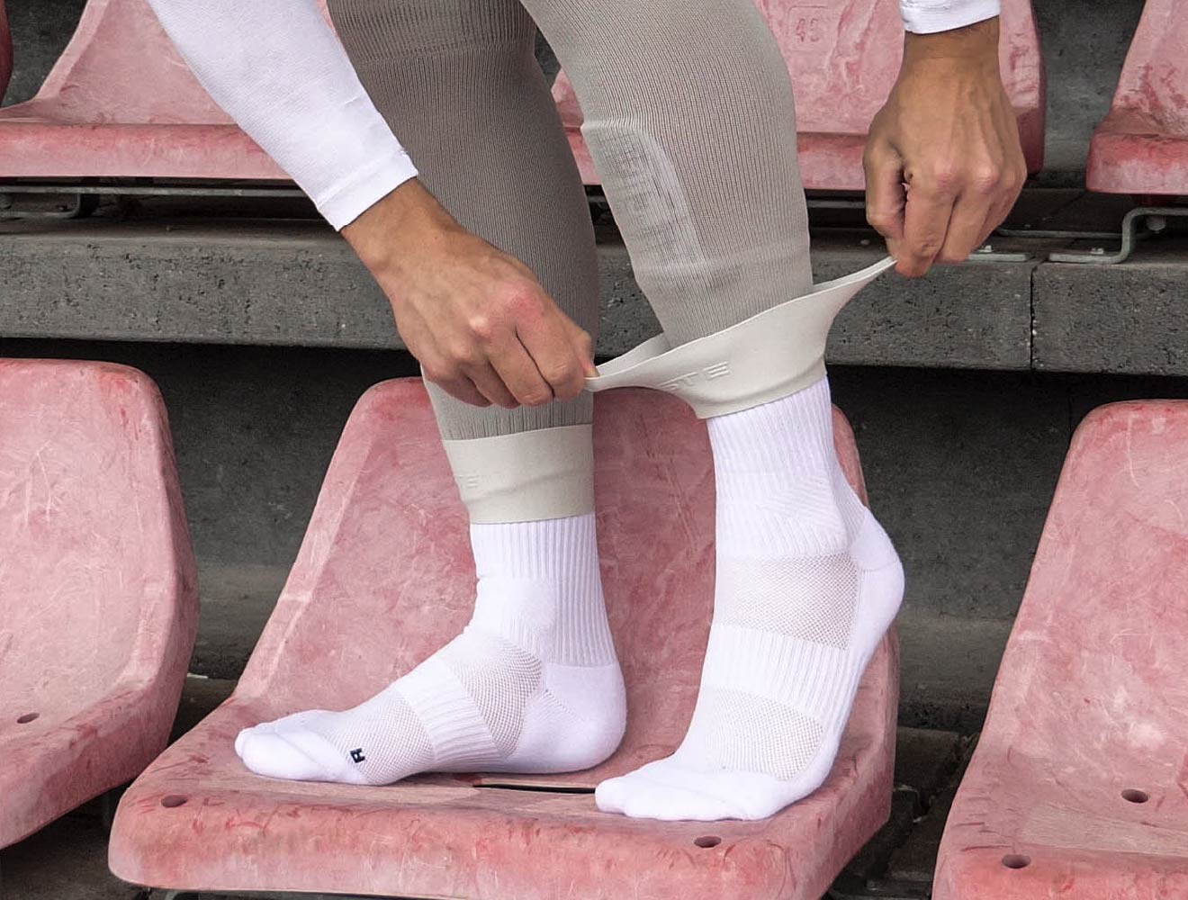 Silikon Grip Tapes als Schienbeinschonerhalter am Bein.