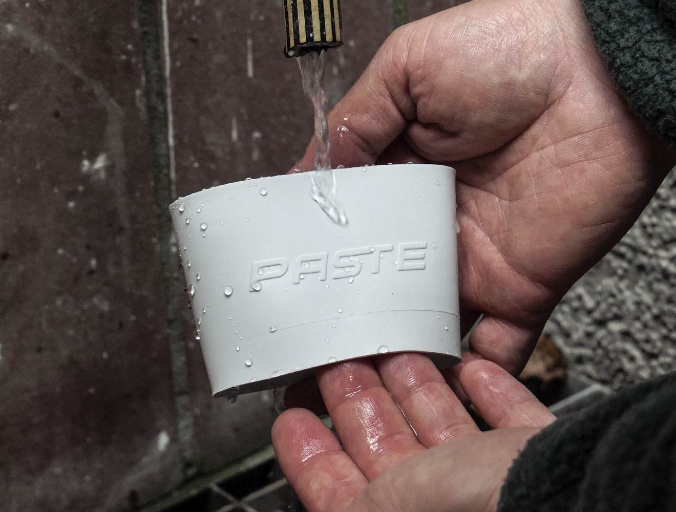 Grip Tapes aus Silikon werden mit Wasser gereinigt.