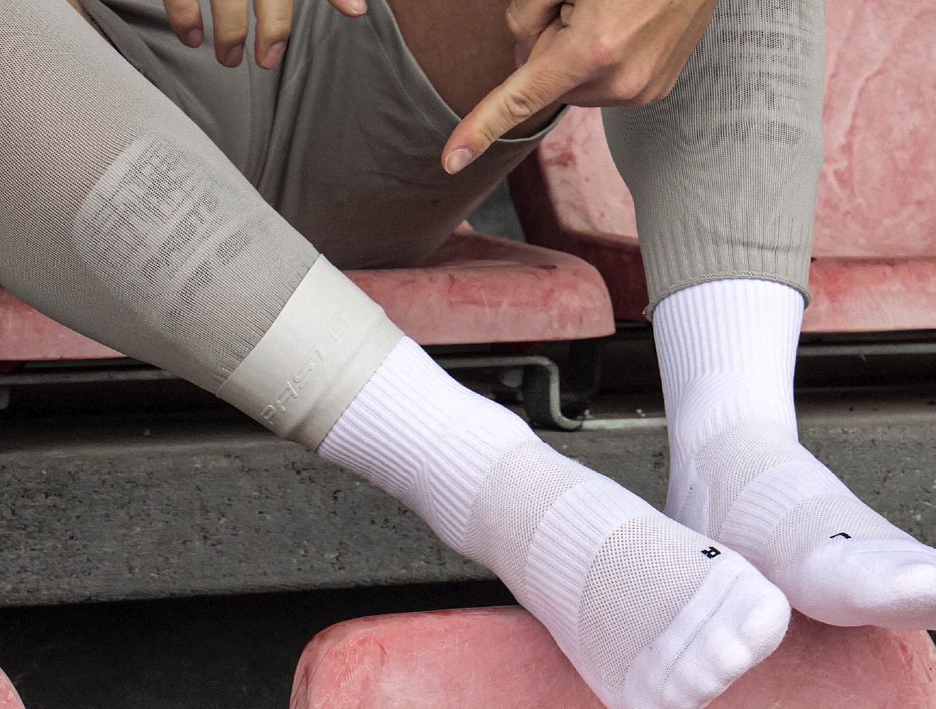 Grip Tapes und Schienbeinschonerhalter aus Silikon in der Anwendung.