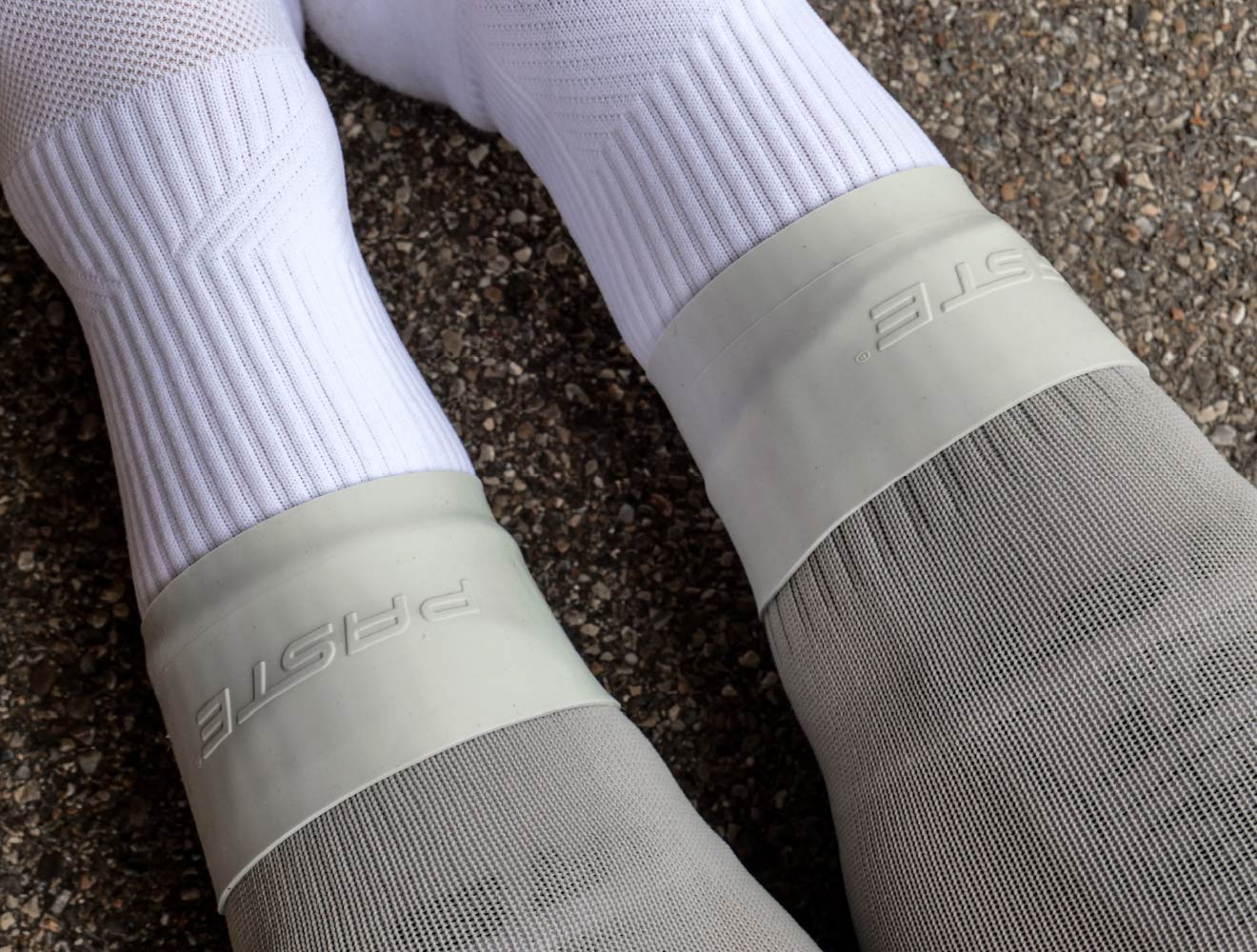 PASTE Grip Tapes aus Silikon an den Füßen für besseren Halt der Schienbeinschoner