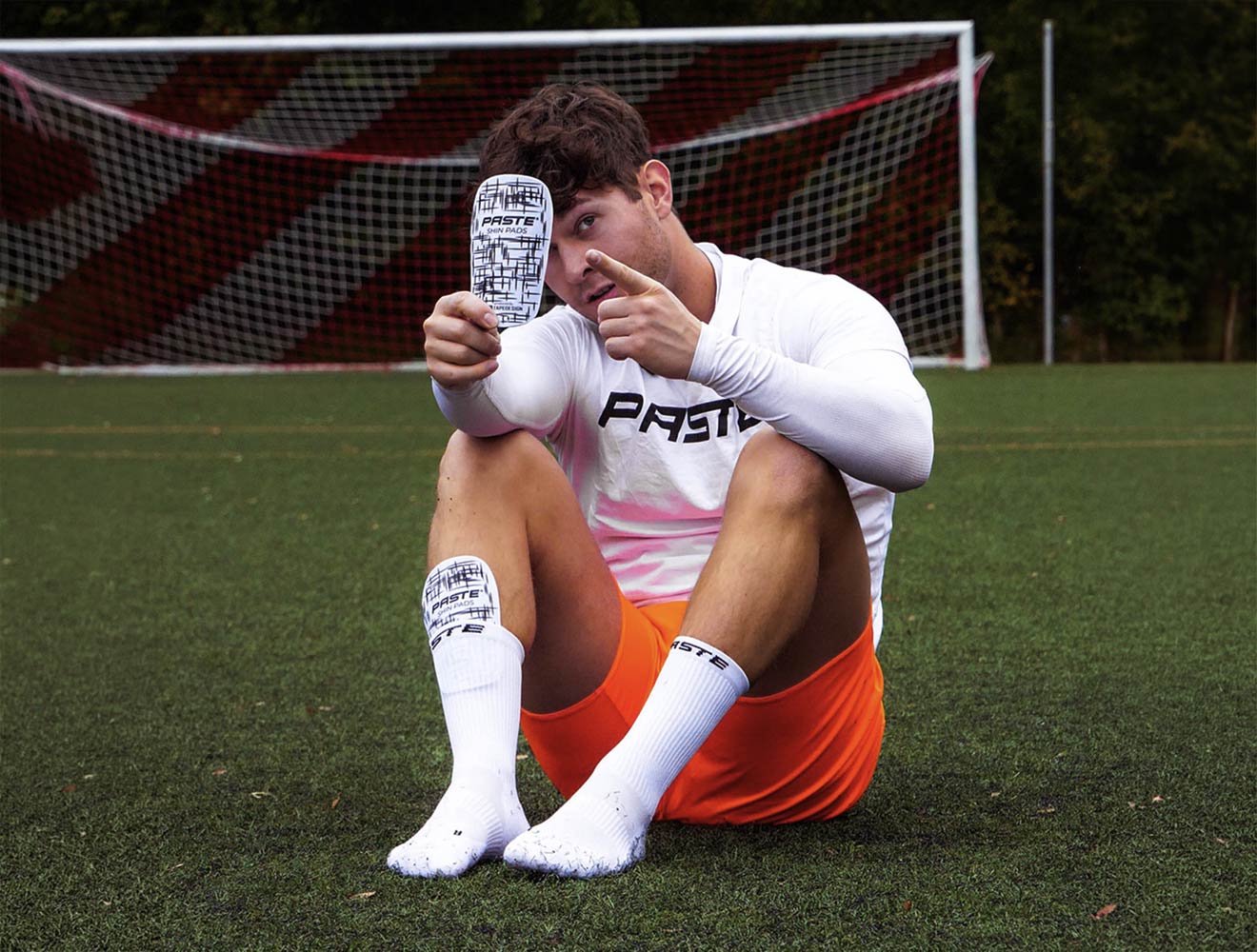 PASTE Shin Pads Schienbeinschoner am Bein getragen.