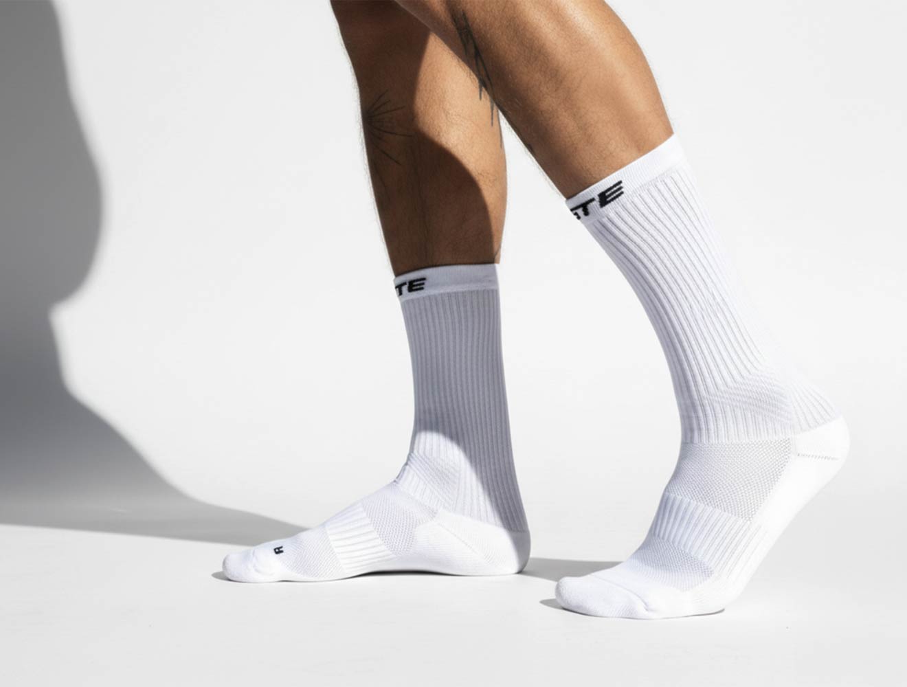 Weiße PASTE Sportsocken im Studio fotografiert.